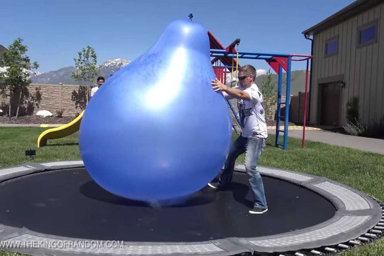 4 в огромном шаре. Огромные надувные шары. Гигантский воздушный шар. Большой надувной шар. Самый большой надувной шарик.