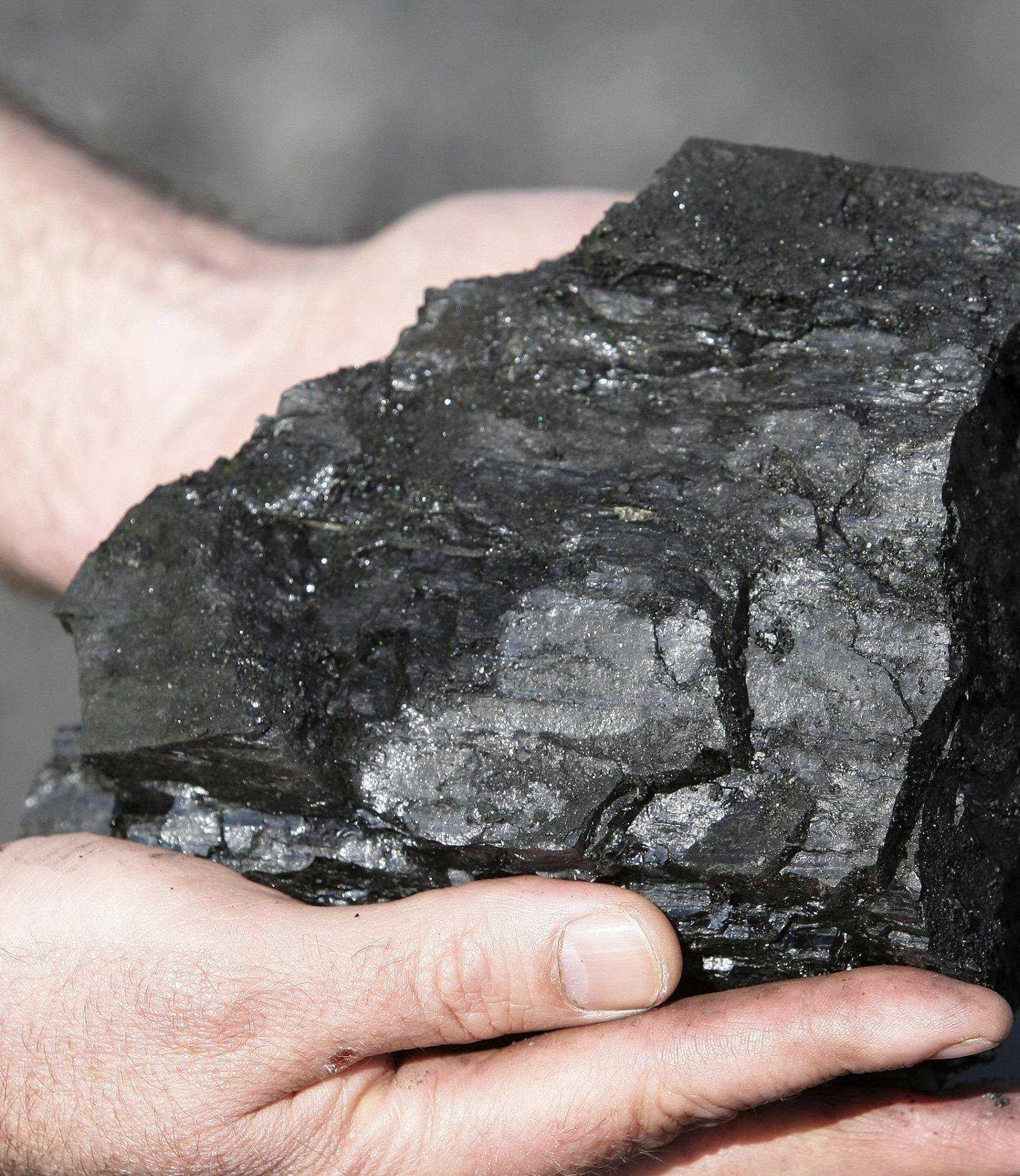 Каменный уголь возобновляемый. Уголь бурый каменный антрацит. Угли в камине. Каменная соль. Кусок угля.
