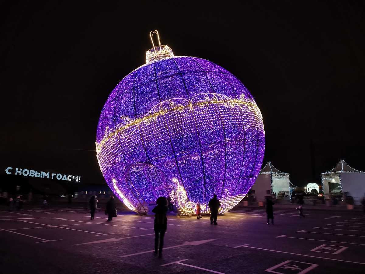 4 в огромном шаре. Шар на Поклонной горе в Москве. Самый большой шар на Поклонной горе. Поклонная гора шар новогодний. Самый большая елочная игрушка в Москве на Поклонной горе.