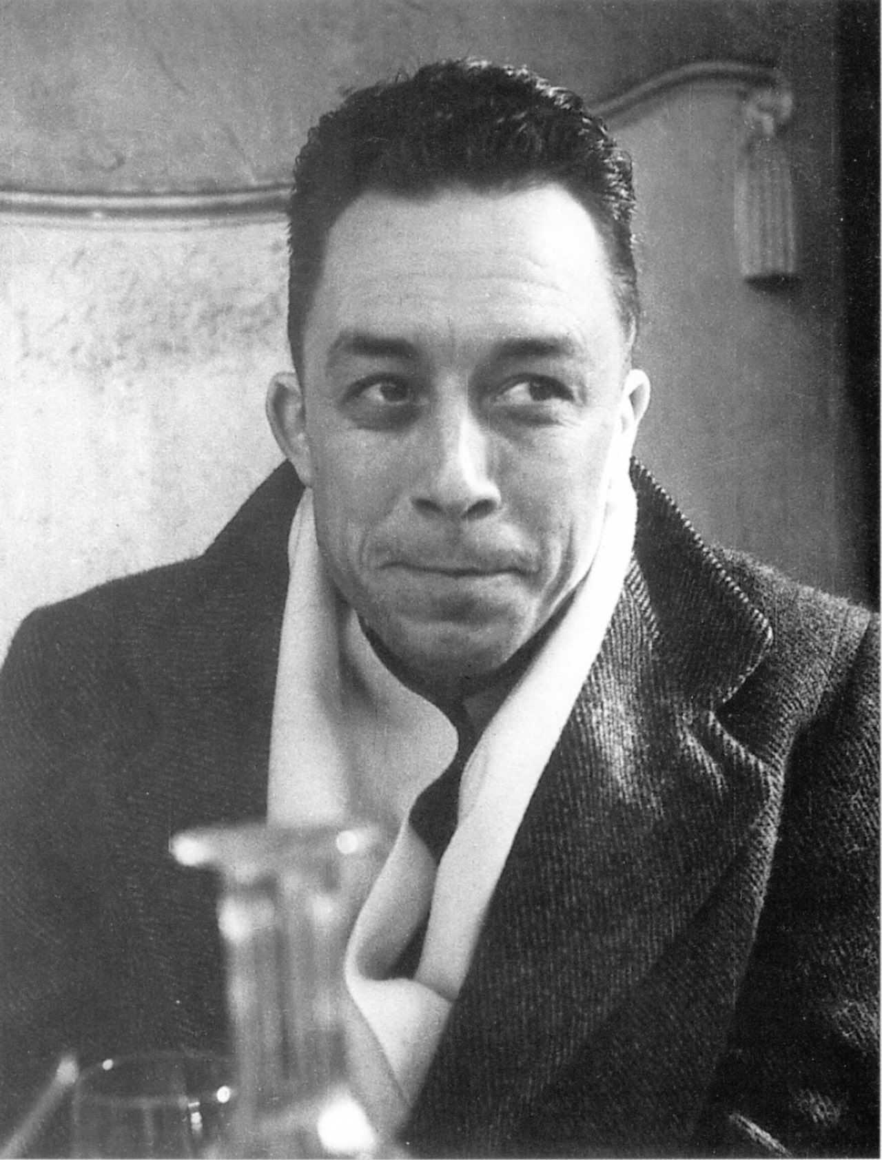 Альбер камю кратко. Albert Camus. Камю философ. Альбер Камю писатель.