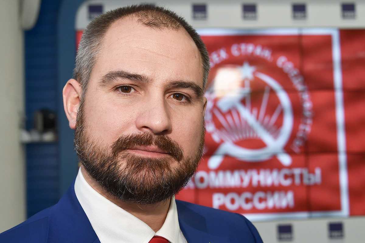 Максим Сурайкин, или как к нему обращаются друзья – Товарищ Максим, является лидером партии Коммунисты России Эта политическая сила в некоторых