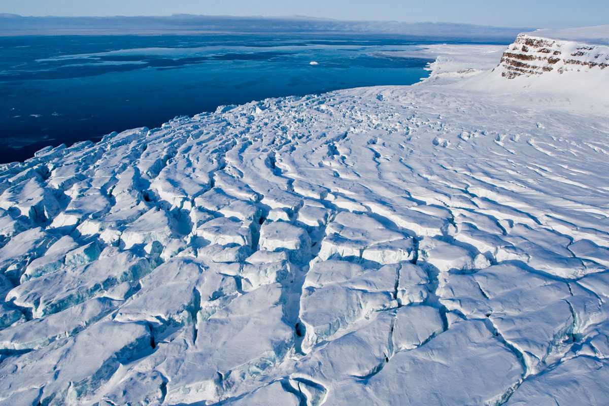 Как меняется природа арктических морей с запада. Земля Франца Иосифа ледники. Арктика Северный Ледовитый океан. Северный Ледовитый океан паковый лед. Покровные ледники Франца Иосифа.